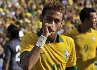 Neymar comemora um dos dois gols que marcou nesta tarde contra a Bolívia (Foto: Aizar Raldes/AFP)