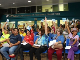 Professores estaduais de Campo Grande aprovaram greve na hora do almoço (Foto: Fernando Antunes)