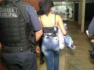 Menina chegando na delegacia da Polícia Civil na cidade. (Foto: Adilson Domingos) 