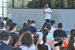 Colégio abriu as portas para oferecer aulão de revisão (Foto: Alcides Neto)