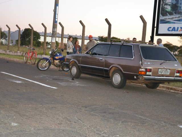  Motociclista bate em carro estacionado e fica ferido