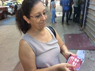 Maria Helena pega os panfletos por educação, mas dificilmente lê na rua.