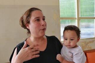 Cássica Mara Rocha, 39, levou o filho de um ano e oito meses para tomar a vacina (Foto: Henrique Kawaminami)