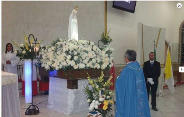 Fi&eacute;is visitam doentes e fazem prociss&atilde;o com imagem peregrina