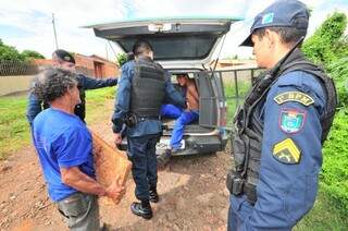O homem foi preso em flagrante pela Polícia Militar. (Foto: Luciano Muta)