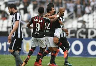 Jogadores do Atlético-PR comemorando vitória sob o Botafogo (Foto: Bruno Baggio/Site Oficial)