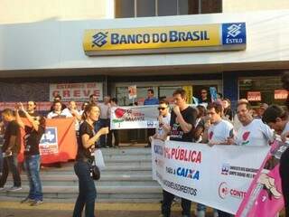Manifestação teve a participação de 100 funcionários que se reuniram em frente ao Banco do Brasil (Foto: Anny Malagolini)