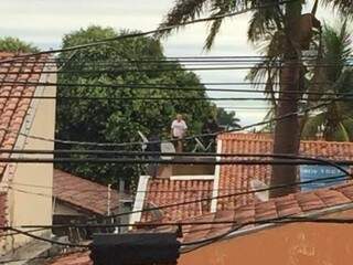 Adolescentes estavam em cima do telhado da casa, quando foram detidos. (Foto: Direto das Ruas)