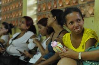 Jéssica precisou enfrentar a fila em busca de atendimento em centro de saúde (Foto: Alcides Neto)