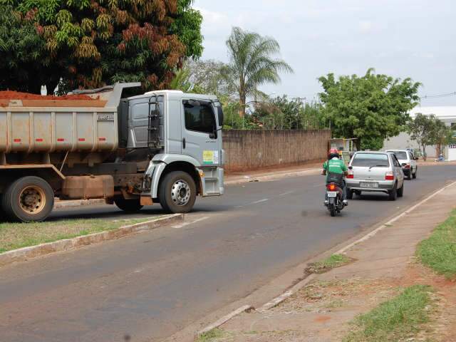  Motociclista bate de frente em caminh&atilde;o ap&oacute;s invadir contram&atilde;o