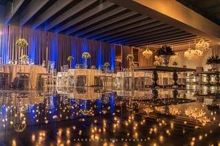Salão foi adequado ao tamanho da festa e decorado em dourado e azul. (Foto: Anderson Vila Marques)