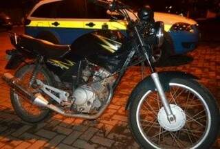 Motocicleta também foi apreendida após colisão contra viaturas da PM. (Foto: Angela Bezerra)