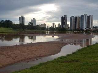 Lago assoreado no Parque das Nações Indígenas chamou a atenção de deputados estaduais (Foto: Liniker Ribeiro)