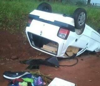 Condutor perdeu o controle do carro e capotou. (Foto: Divulgação/ DOF)