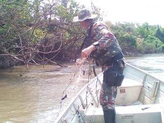 Em dez dias, foram retiradas dez redes de pesca dos rios. (Foto: PMA)