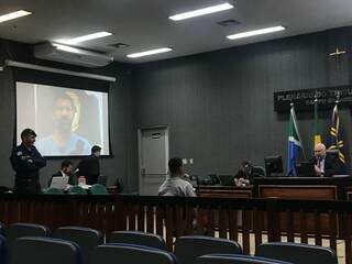 À frente do juiz, Claudinei Augusto e no projetor imagem de Nando. (Foto: Ronie Cruz)  