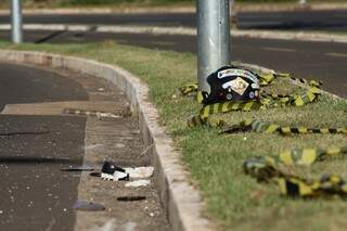 Hoje de manhã um capacete foi encontrado no local do acidente. (Foto: Cleber Gellio)