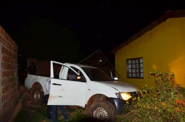 Condutor &eacute; executado com 15 tiros e ve&iacute;culo desgovernado invade casa