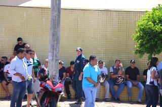 Policiais estão em frente ao Fórum como forma de protesto contra a prisão de três policiais. (Foto: Fernando Antunes)