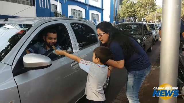 Crian&ccedil;as fazem blitz em avenida para ensinar prud&ecirc;ncia no tr&acirc;nsito aos adultos
