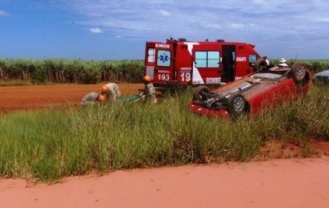 Mulher perde controle e capota ve&iacute;culo em trecho n&atilde;o pavimentado