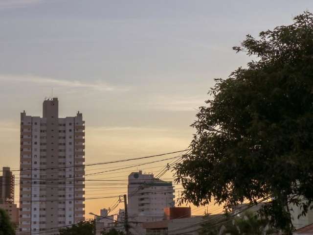 Quinta-feira ser&aacute; de calor&atilde;o de 36&ordm;C com pancadas isoladas de chuva 