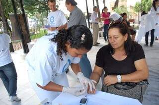 Professora aproveitou seriços gratuitos para refazer teste de glicemia. (Foto: Paula Vitorino)