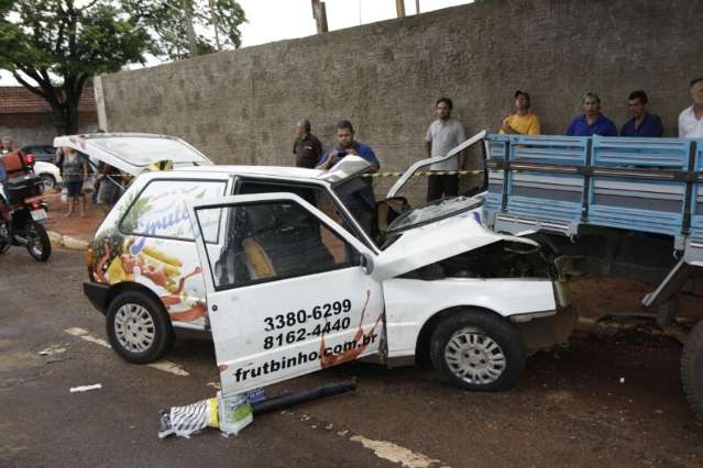 Uno n&atilde;o para em preferencial, bate em caminh&atilde;o e jovem fica ferido