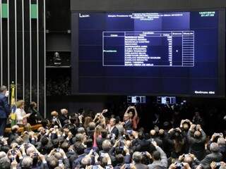 Deputados acompanham painel com resultados da votação em 1º turno (Foto: Maryanna Oliveira/Câmara dos Deputados)