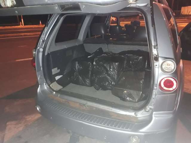 Adolescente &eacute; apreendido em carro roubado com 142 kg de maconha
