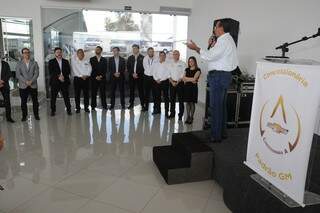 Funcionários e diretores se reuniram na tarde desta quinta-feira para receber o prêmio. (Foto: Paulo Francis)