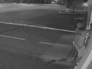 Bandido pula muro e furta casa de morador em condom&iacute;nio 