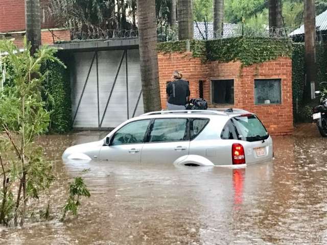 Temporal atinge Assun&ccedil;&atilde;o e causa estragos em nove estados do Paraguai