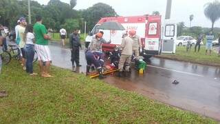 O homem foi socorrido pelos bombeiros e médicos do Samu e levado a unidade de saúde. (Foto: Emílio Paulino)