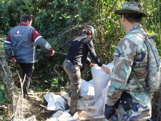 Senad e PF encontraram 26.970 kg de maconha picada pronta para ser prensada, 17 acampamentos, 10 prensas e 845 quilos de sementes da droga (Foto: Senad)