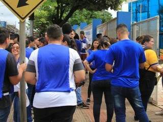 Candidatos começaram na deixar localo de prova após 2h30, neste domingo (04). (Foto: Marina Pacheco)