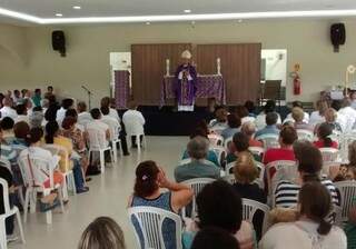 Dom Dimas realizou missa no cemitério Memorial Park, em celebração ao dia de Finados (Foto: Elverson Cardoso)