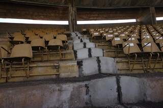 Cadeiras do Morenão sendo destruídas por fezes e urina de morcegos (Foto: Marcelo Calazans/Campo Grande News)