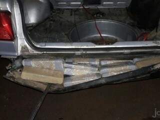 A droga estava distribuída em vários compartimentos secretos do veículo. (Foto: PMR/Divulgação))