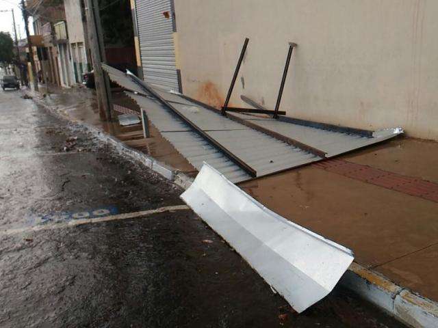 Chuva forte causa alagamento e danifica pr&eacute;dio na Cal&oacute;geras