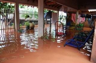 As chuvas que caíram em Batayporã afetaram residências próximas a Lagoa do Sapo, provocando rachaduras e danificações em diversas residências. (Foto: Germino Roz/Nova News)