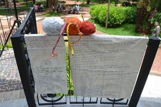 Poesia de Manoel de Barros, no varal montado na Ary Coelho. (Fotos: Minamar Júnior)