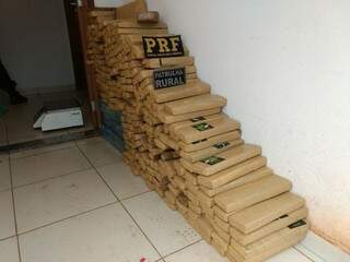 Dupla &eacute; presa em caminhonete furtada carregada com 247 kg de maconha