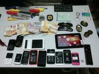 Vários produtos de furto foram encontrados com o grupo. (Foto: divulgação/PM)