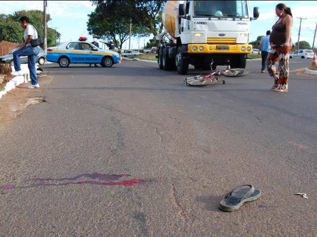  Ciclista bate em caminh&atilde;o e &eacute; levado em estado grave para Santa Casa