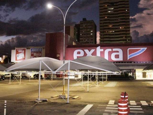 Al&eacute;m de hipermercado, bombeiros interditam &aacute;reas de tr&ecirc;s clubes
