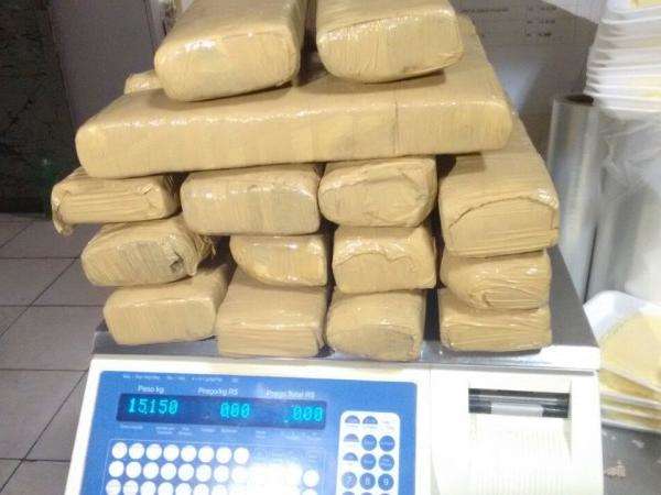 Ap&oacute;s den&uacute;ncia an&ocirc;nima, rapaz &eacute; preso com 15 kg de maconha em mochila