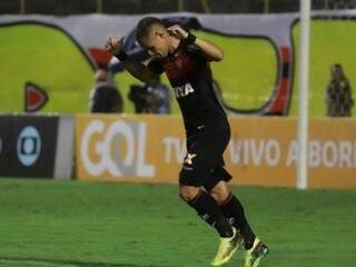 Neílton vibra com gol que garantiu empate no Barradão (Foto: Divulgação)
