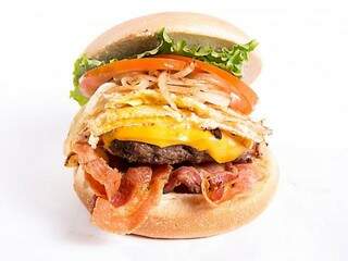 Mais um hambúrguer que é sucesso na lancheria, o Ponta de Peito, com muito bacon.
