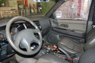 No interior do veículo ficaram manchas de sangue e estilhaços de vidro. (Foto: Adriano Hany/ Arquivo)